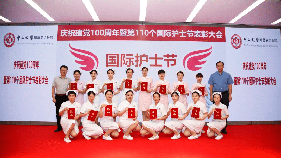 优秀护士颁奖护理部邓颖辉主任致辞,她首先感谢院领导在百忙中参加