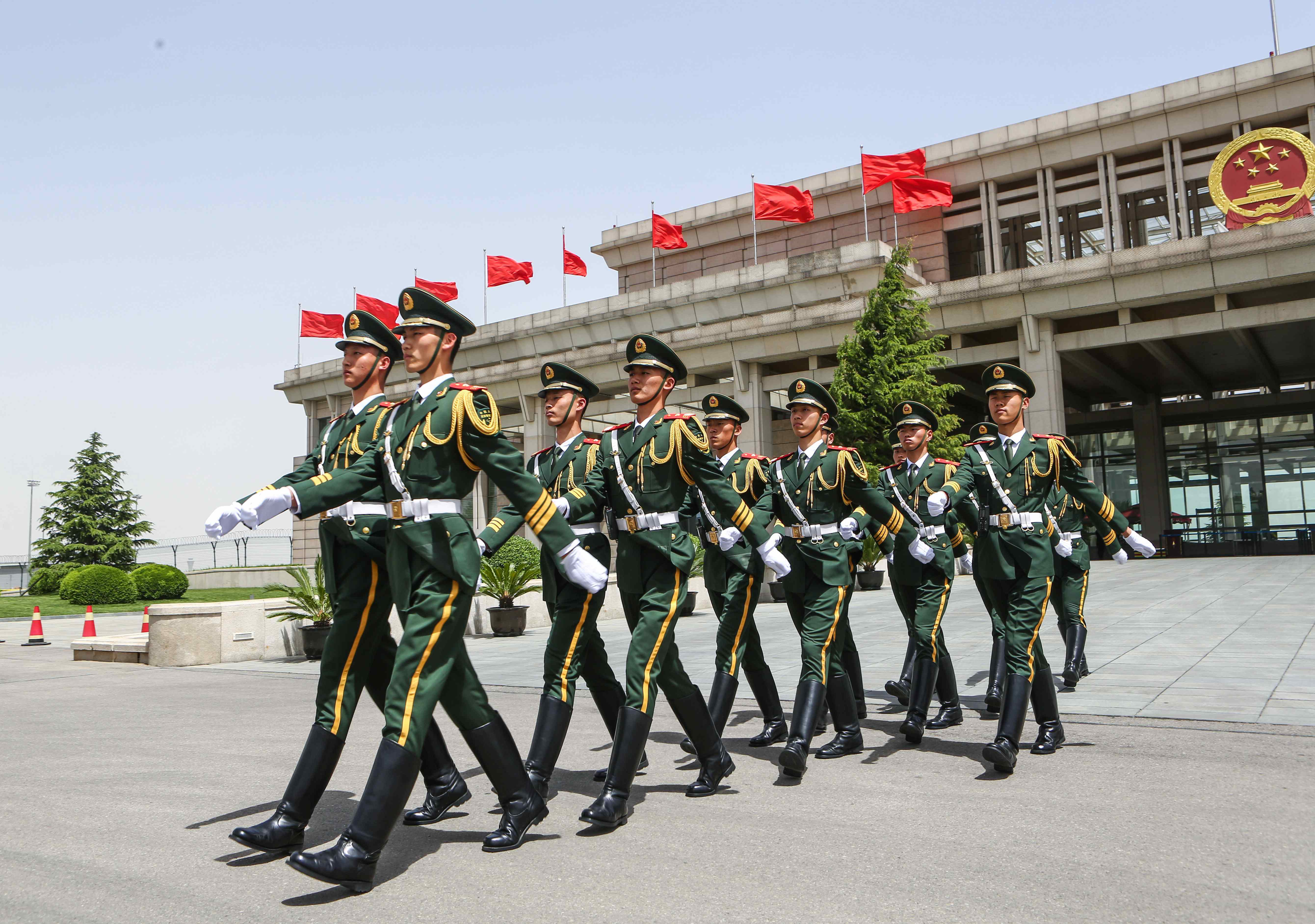 武警北京总队执勤十一支队仪仗礼兵在首都机场国门前走向执勤哨位