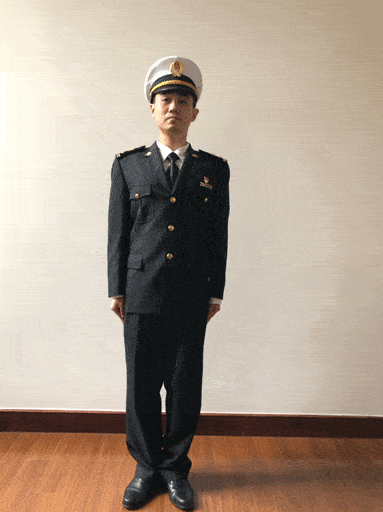 动作要领:左脚左跨,相距一脚,两腿挺直,上体立正,两手后背,左手以握