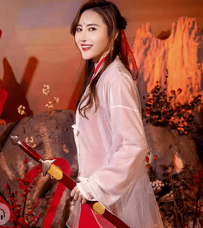 女中专生单月带货超1亿：有时能力真的让学历羞愧(图2)