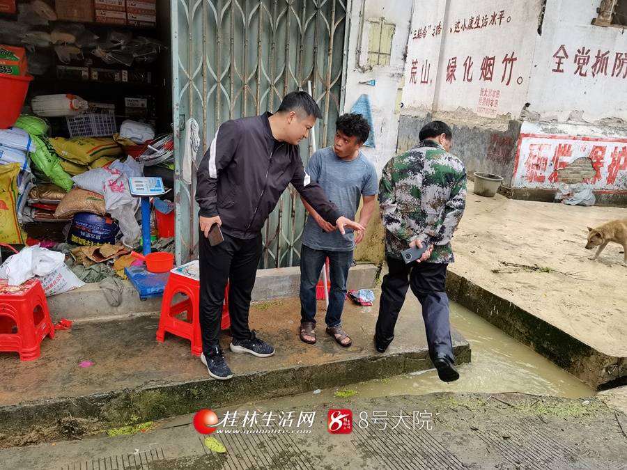 强降雨来袭资源县两水乡烟竹村党员干部积极行动确保群众安全