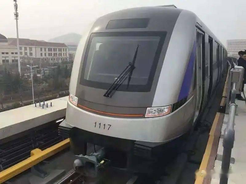 当地铁11号线和1号线通车即墨已经进入轨道交通的高架时代呼啸而过的