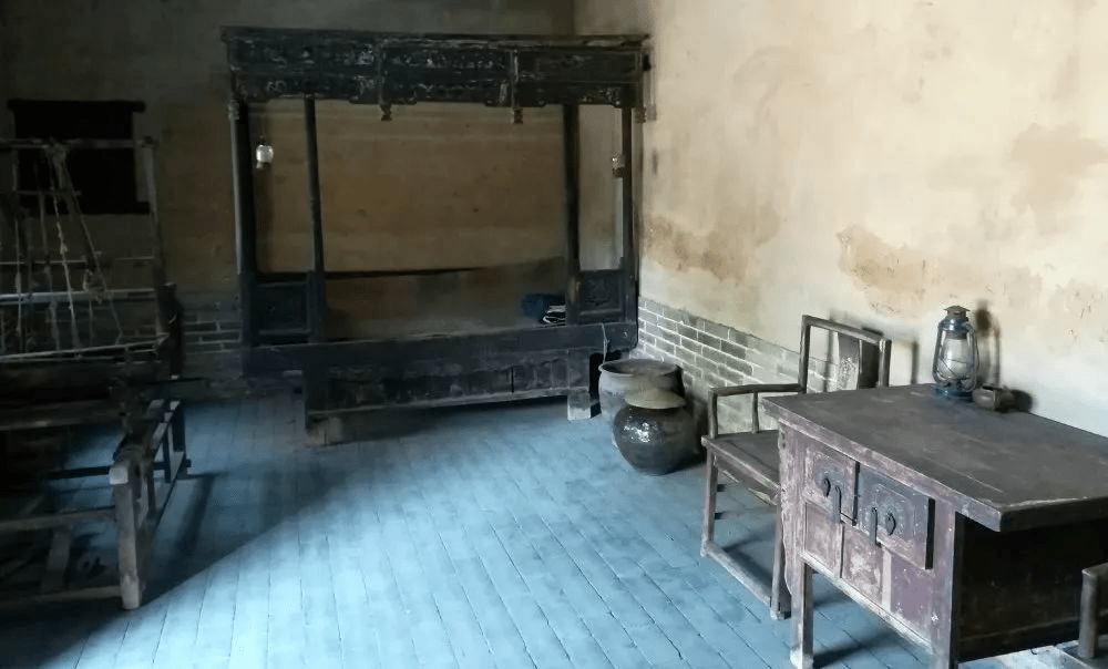 03团支部旧址团支部旧址是当时任杰家的柴房,屋内主要展示入团场景和