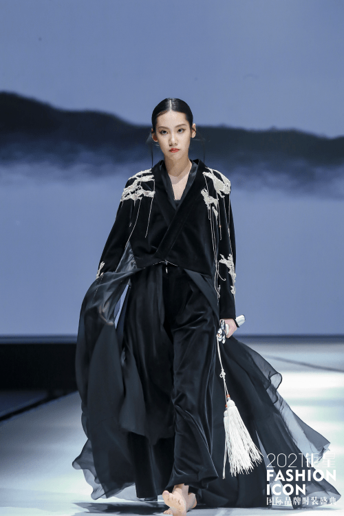 范子娇三寸盛京主秀模特钜星盛典演绎华服新境界