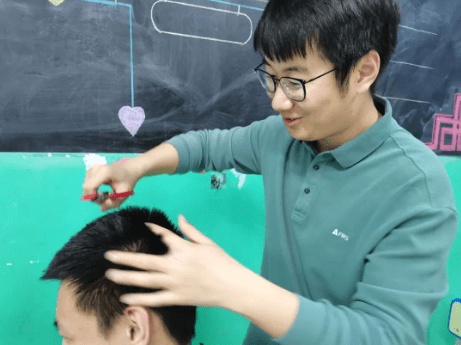 剪发视频男托尼老师 8e276eb238d04734af0739dcc8822464.png