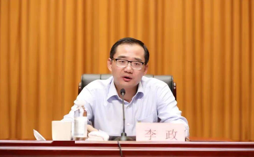 区委常委,组织部部长姚卫华主持.副区长黄晓霞出席.