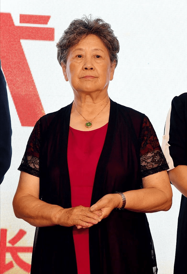 陶玉玲一脸褶子气质慈祥常见的老太太打扮笑出酒窝少女感明显