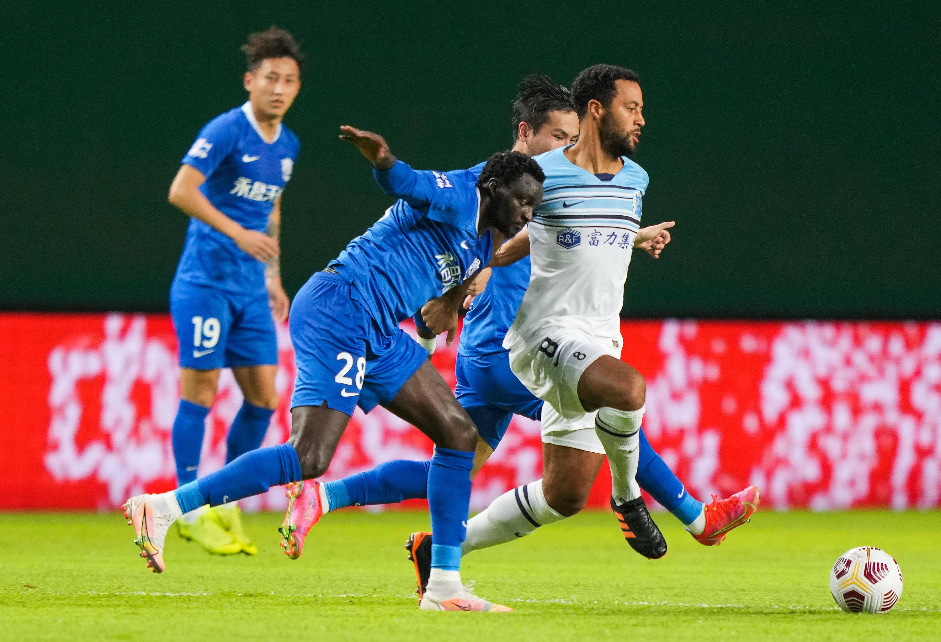 5月14日,沧州雄狮队球员桑戈尔(左二)与广州城队球员登贝莱(右一)在