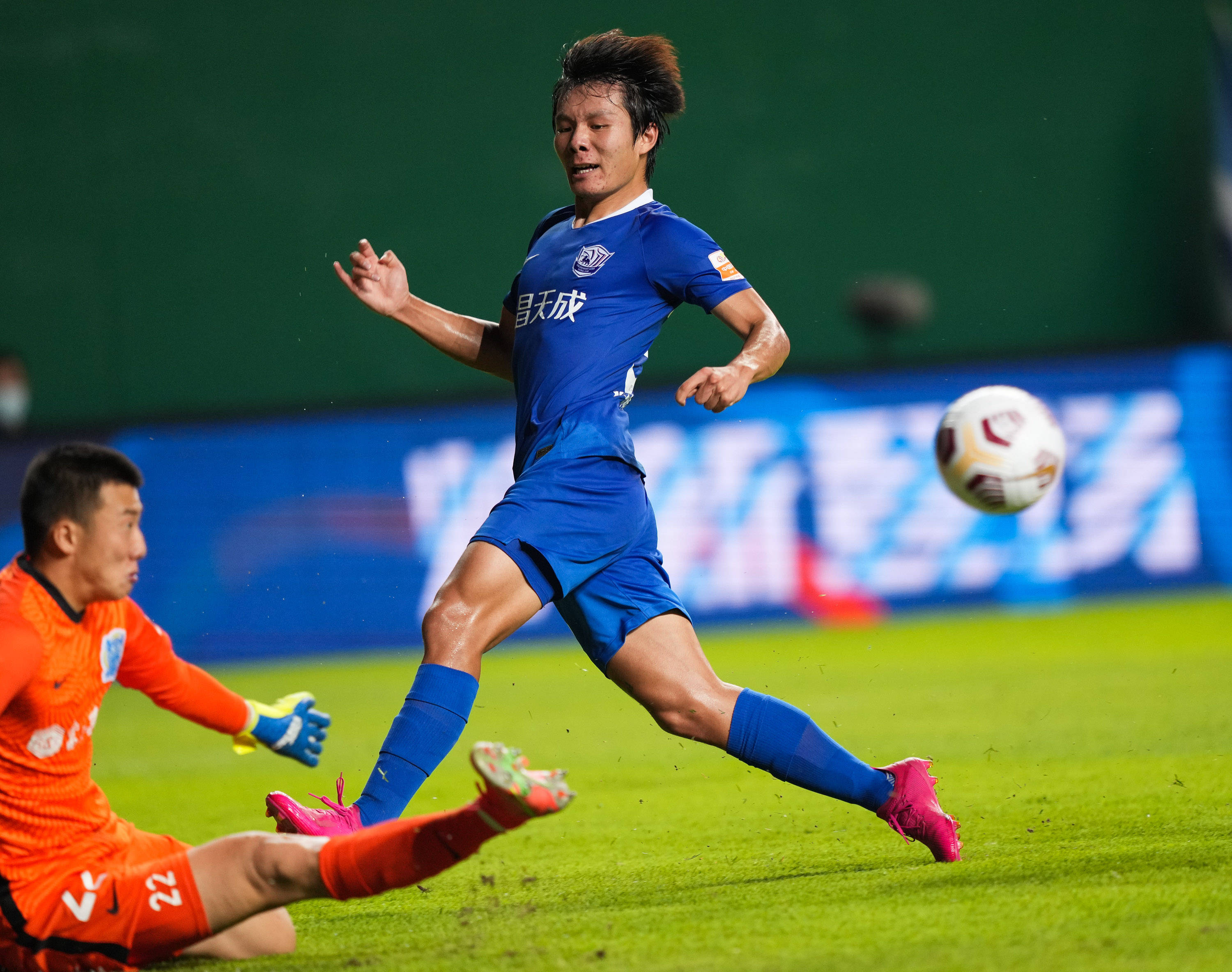 5月14日,广州城队守门员韩佳奇(左)挡出沧州雄狮队球员张祥硕的射门.