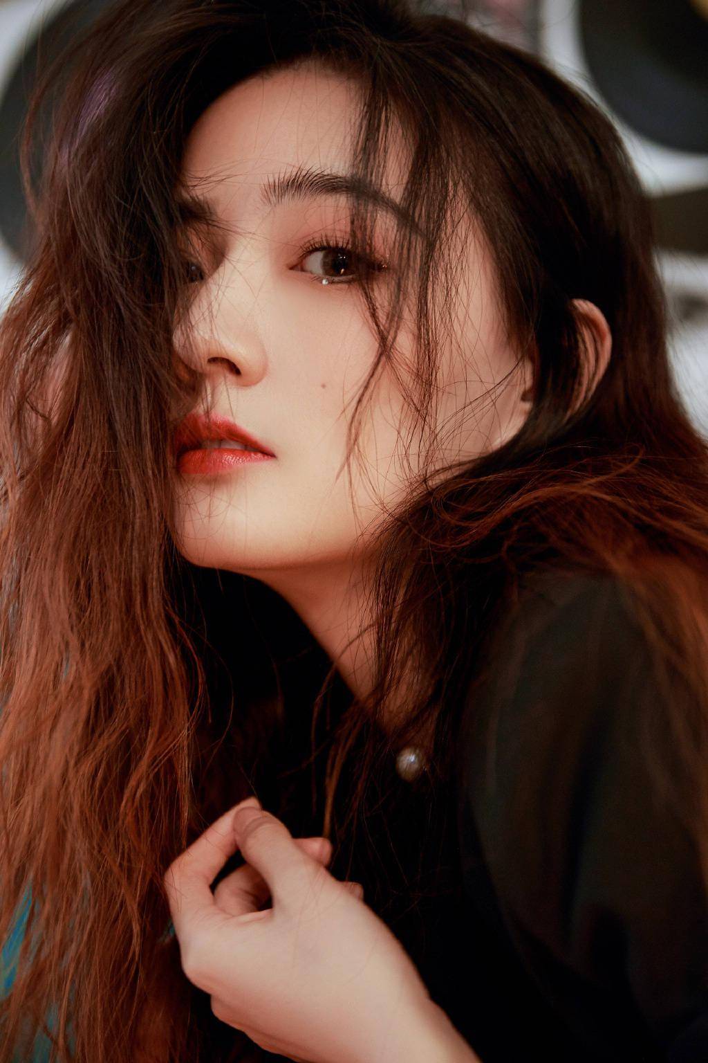 徐璐穿黑色开衩裙 妆容精致漫画腿吸睛