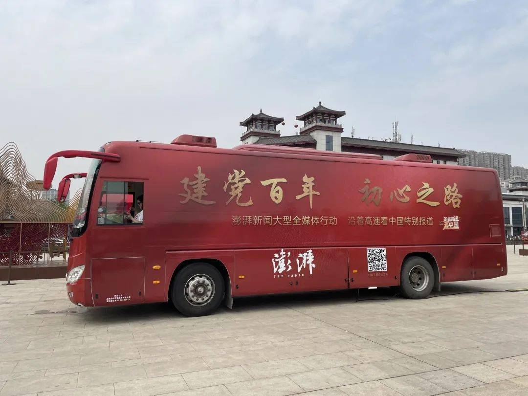 引起了不少人的围观停靠在西安大雁塔北广场最近,两辆醒目的红色巴士