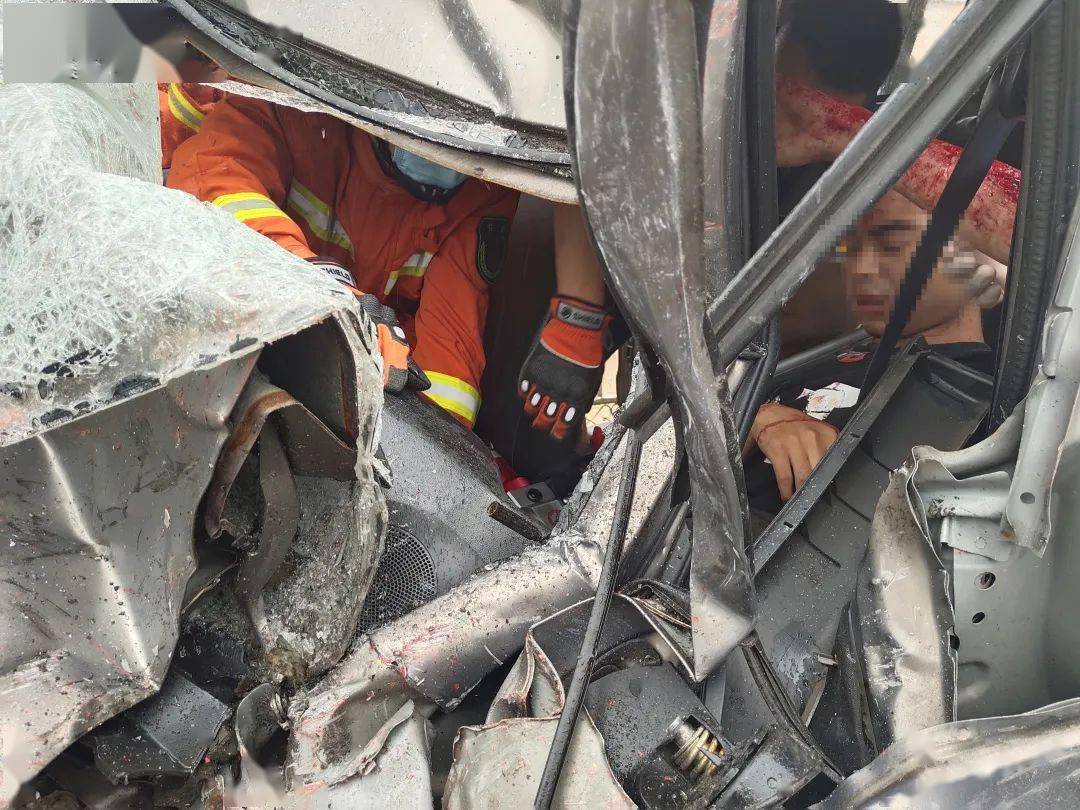眉山发生两起重型货车车祸,车子撞得稀巴烂_救援
