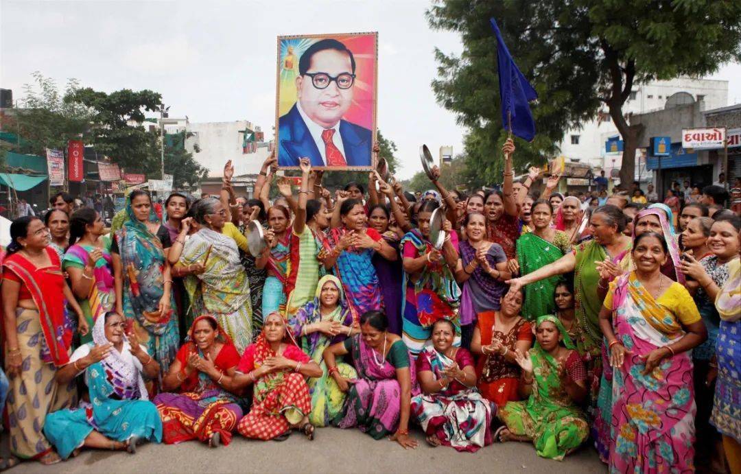 为此,国大党主导制定的印度宪法规定:印度国内一切民族,一切宗教平等