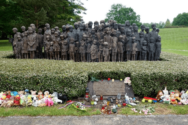 致命青春期丨利迪策惨案