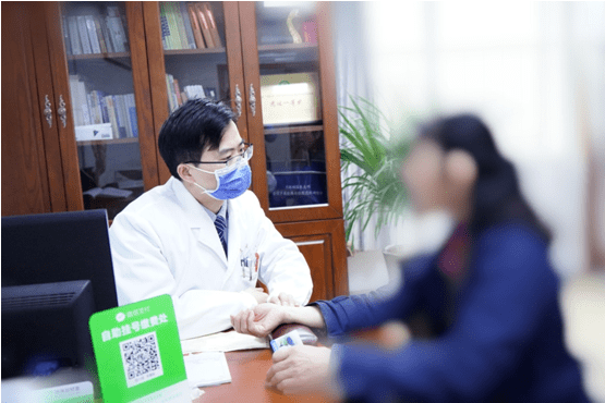 师从全国名中医池晓玲教授,曾受经方名医黄仕沛教授及沈宝藩教授指导