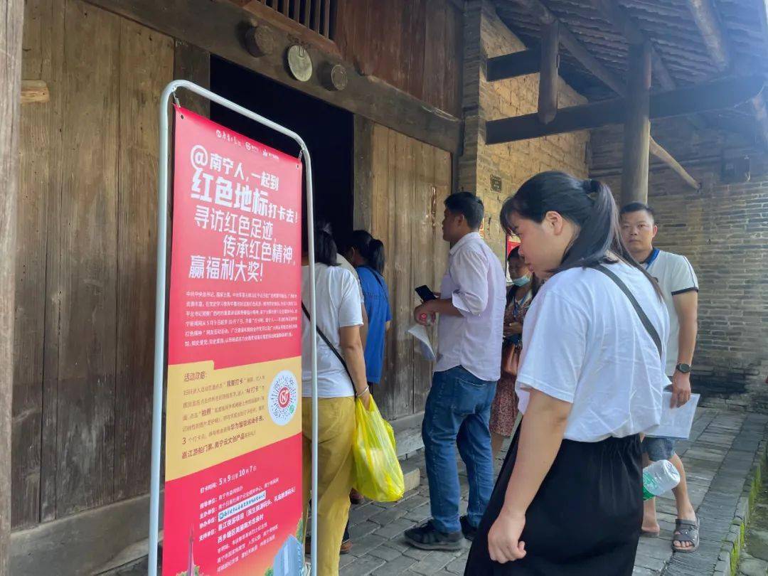 扫描海报上的二维码进入小程序就ok了↓捏,找到这个红色海报展架又能