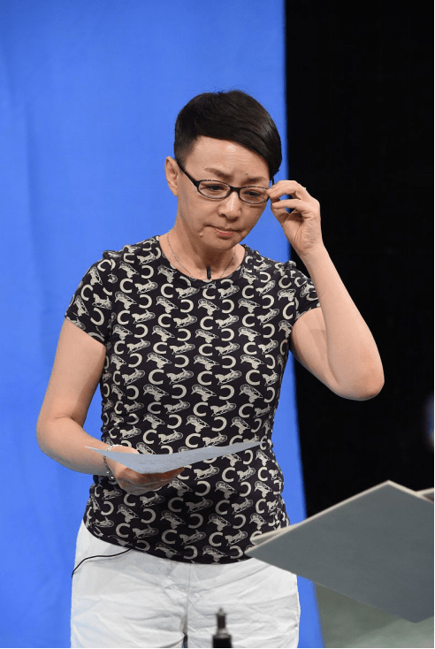 自信的女人真美宋丹丹穿紧身衣显出了小肚腩但不影响气质