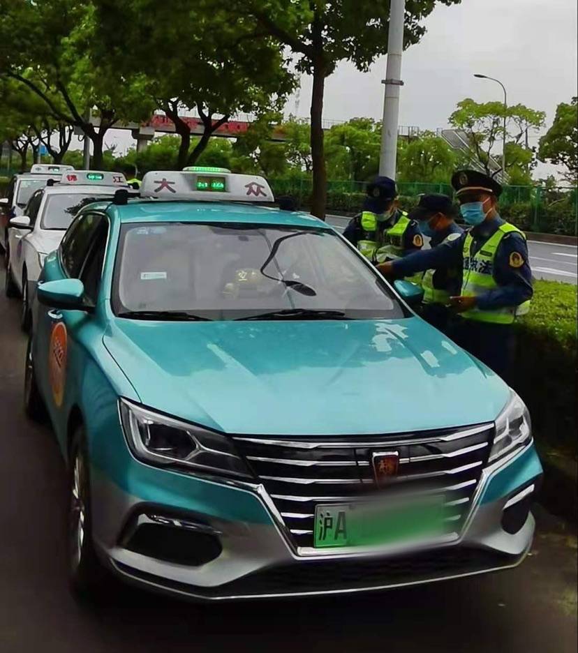 欢乐谷附近出租车坐地起价 上海交通执法部门"重拳出击"
