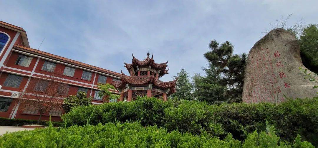 学校相继推出了《抗大旗帜在沂蒙大青山飘扬》,《铭