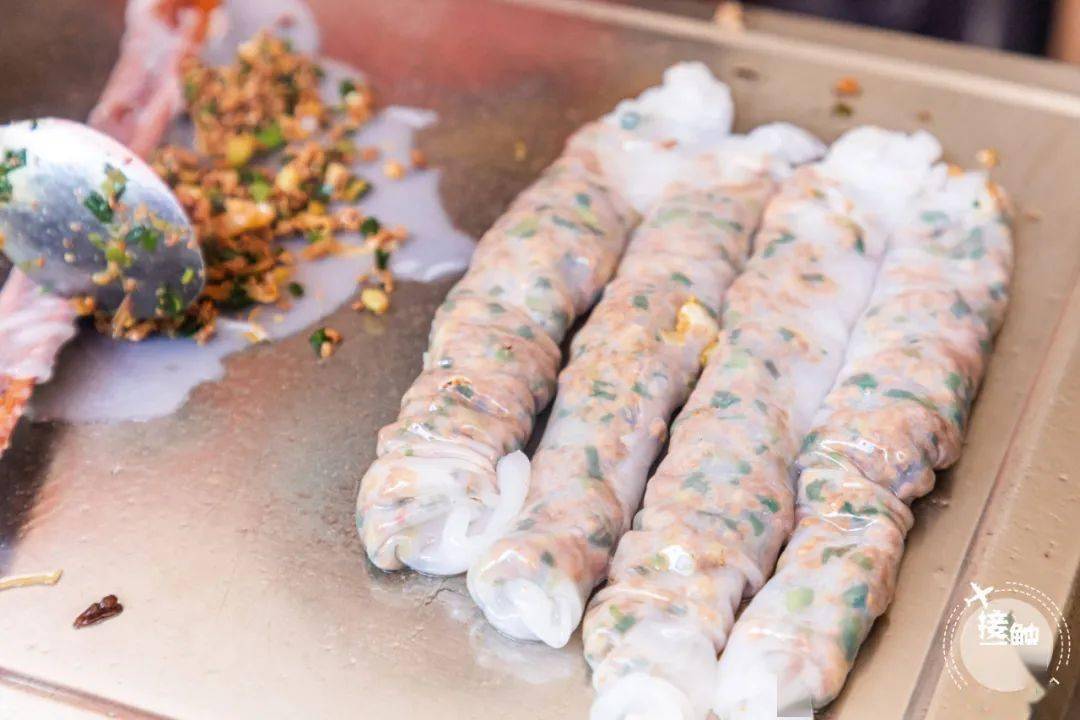 一天要卖几百份的小卷粉比董家湾人少我先吃为敬