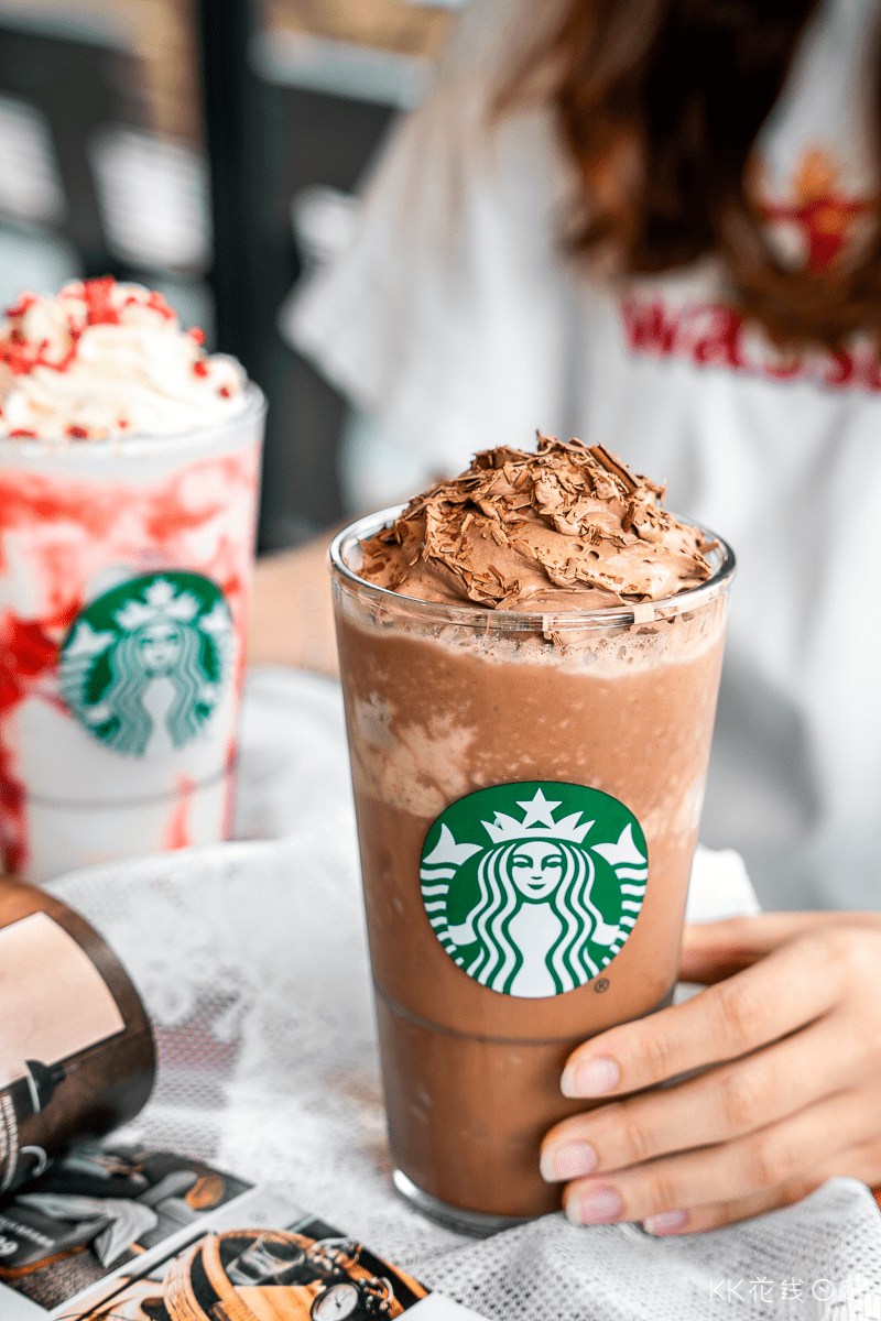 一身的巧克力色也太治愈了,这杯星冰乐由冰沙-奶油-冰沙组成,这是什么