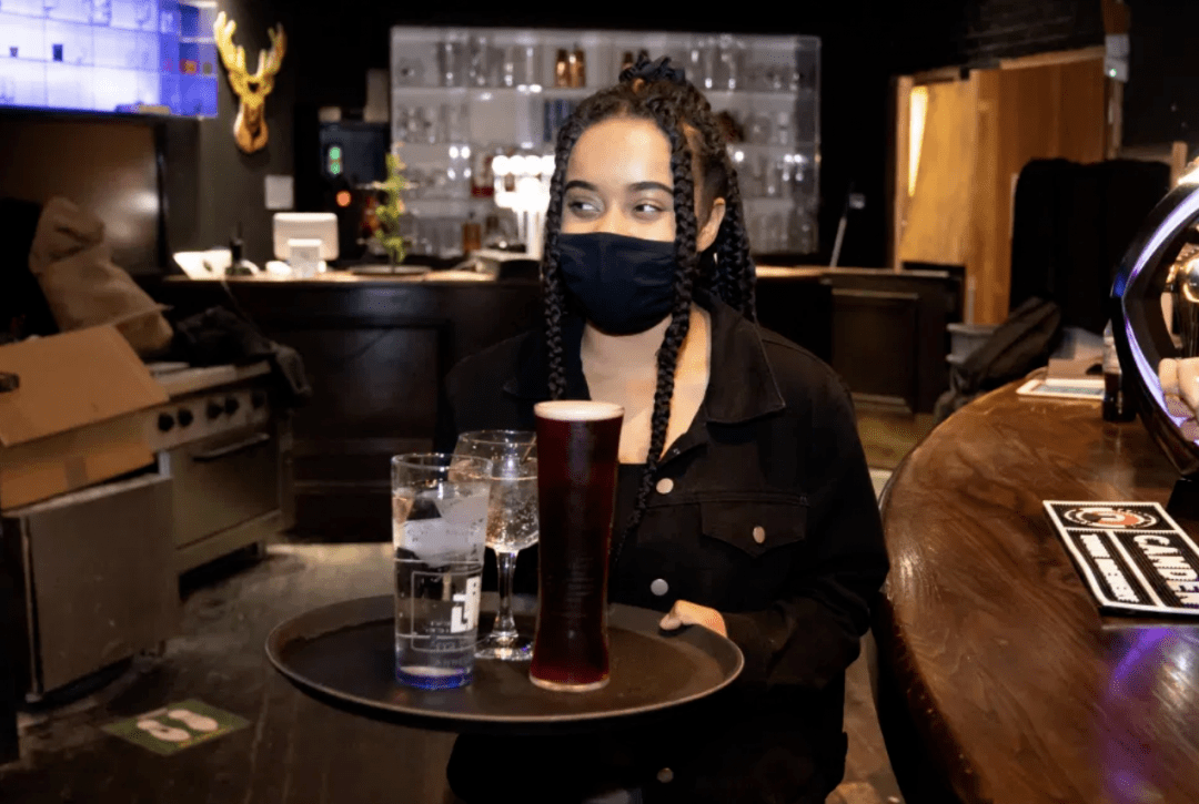 showtime酒吧工作人员|图源the sun