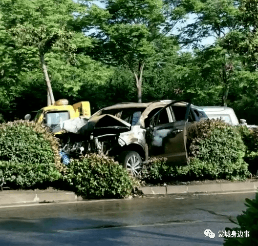 蒙城:一越野车起火燃烧!