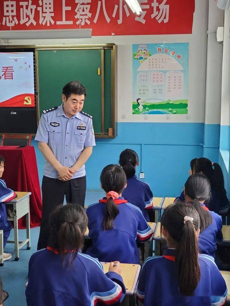 孙书军走进上蔡县第八小学讲授思政课