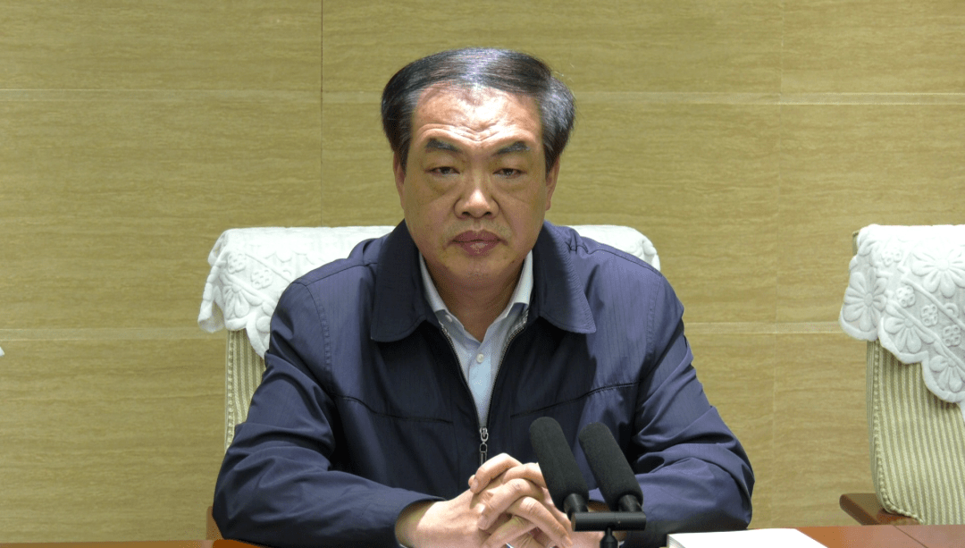 县长苏雷芳主持召开政府党组理论学习中心组学习会议