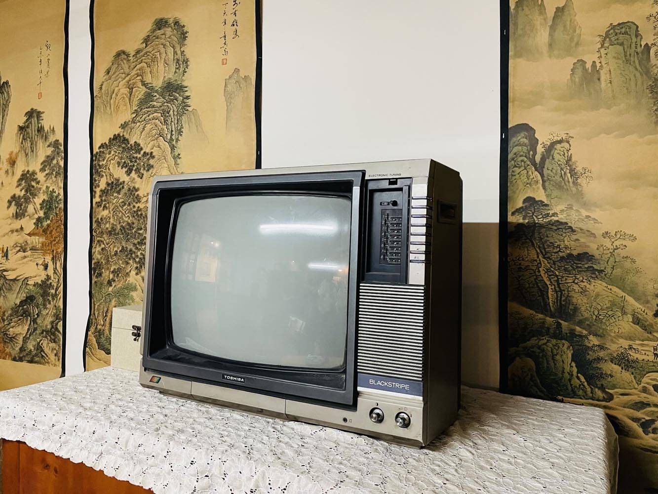 八九十年代的黑白电视机时尚的电视电影海报八九十年代的邮局几分钱就