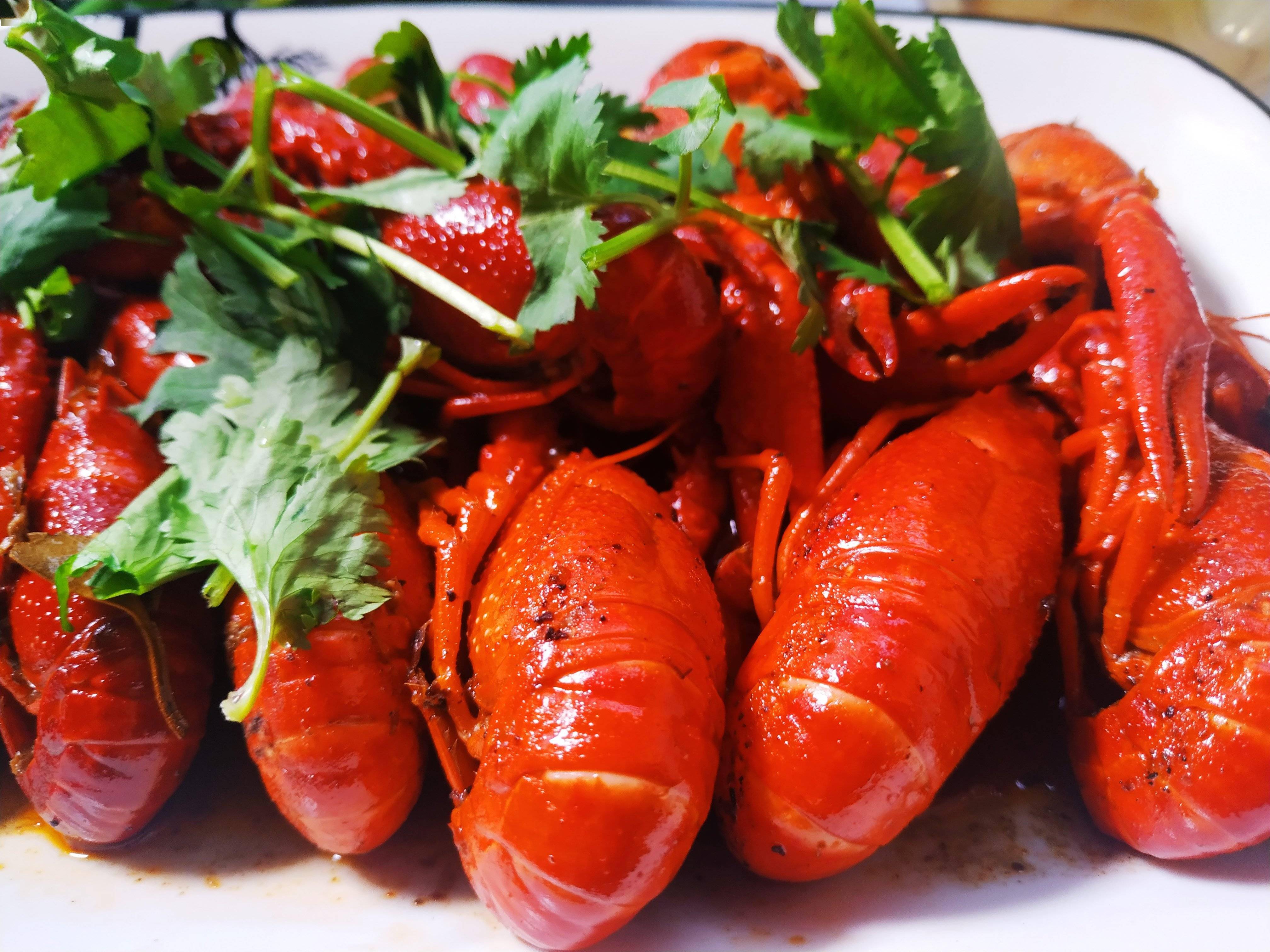 ​又到一年吃虾季,这种小龙虾可能用"洗虾粉"洗过,不建议购买_美食