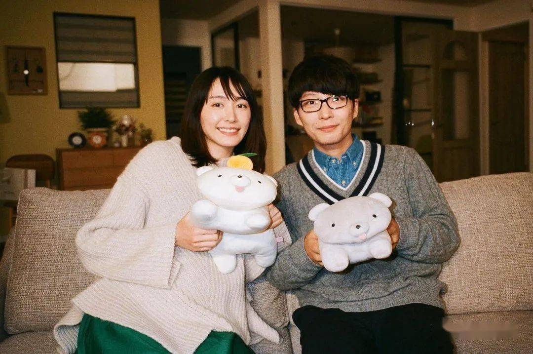 2011年,当时36岁的人气歌后aiko被拍到和星野源频繁出入其公寓,举止