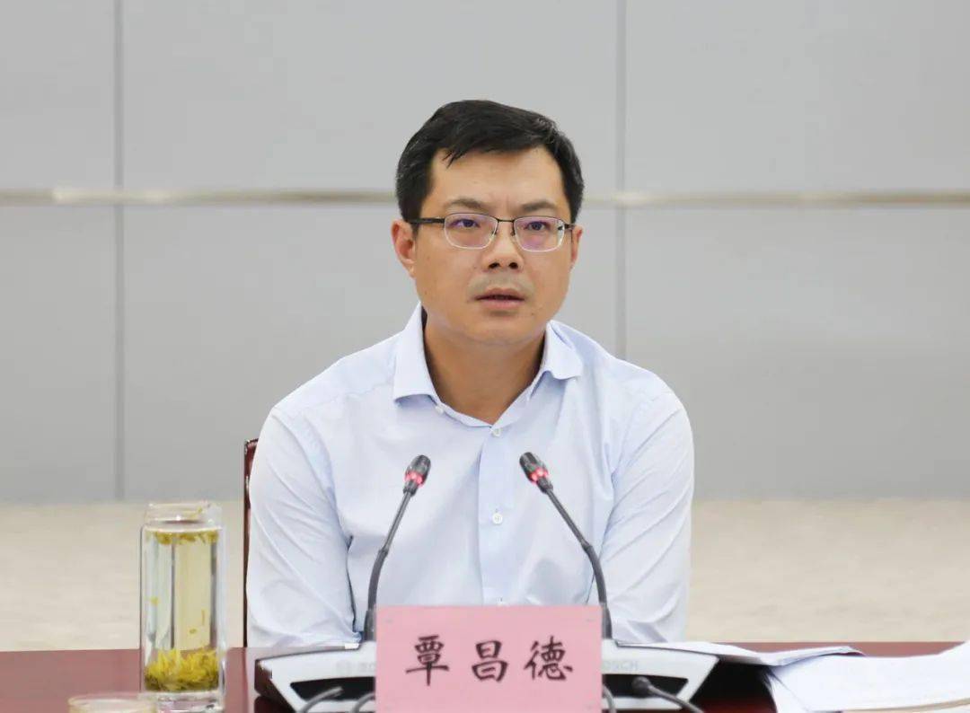 县委书记,县长覃昌德主持会议并讲话,县人大常委会主任赵勇,县委副