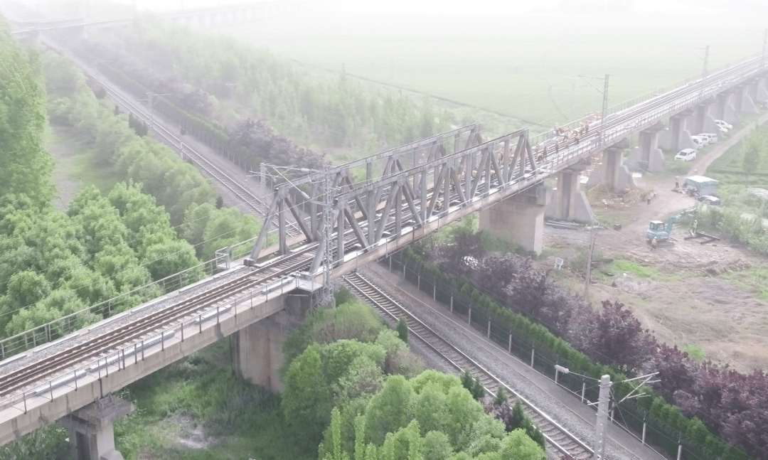 兖南线下行k13822钢梁桥明桥面大修工程顺利竣工