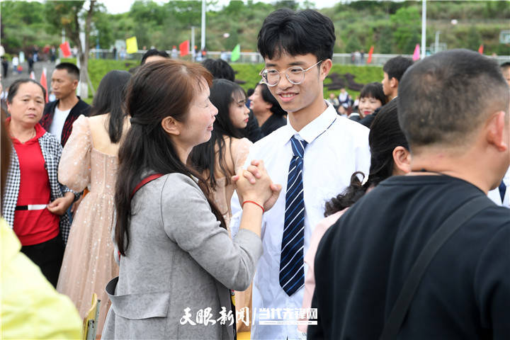 独山县兴农中学举行高三学生成人礼