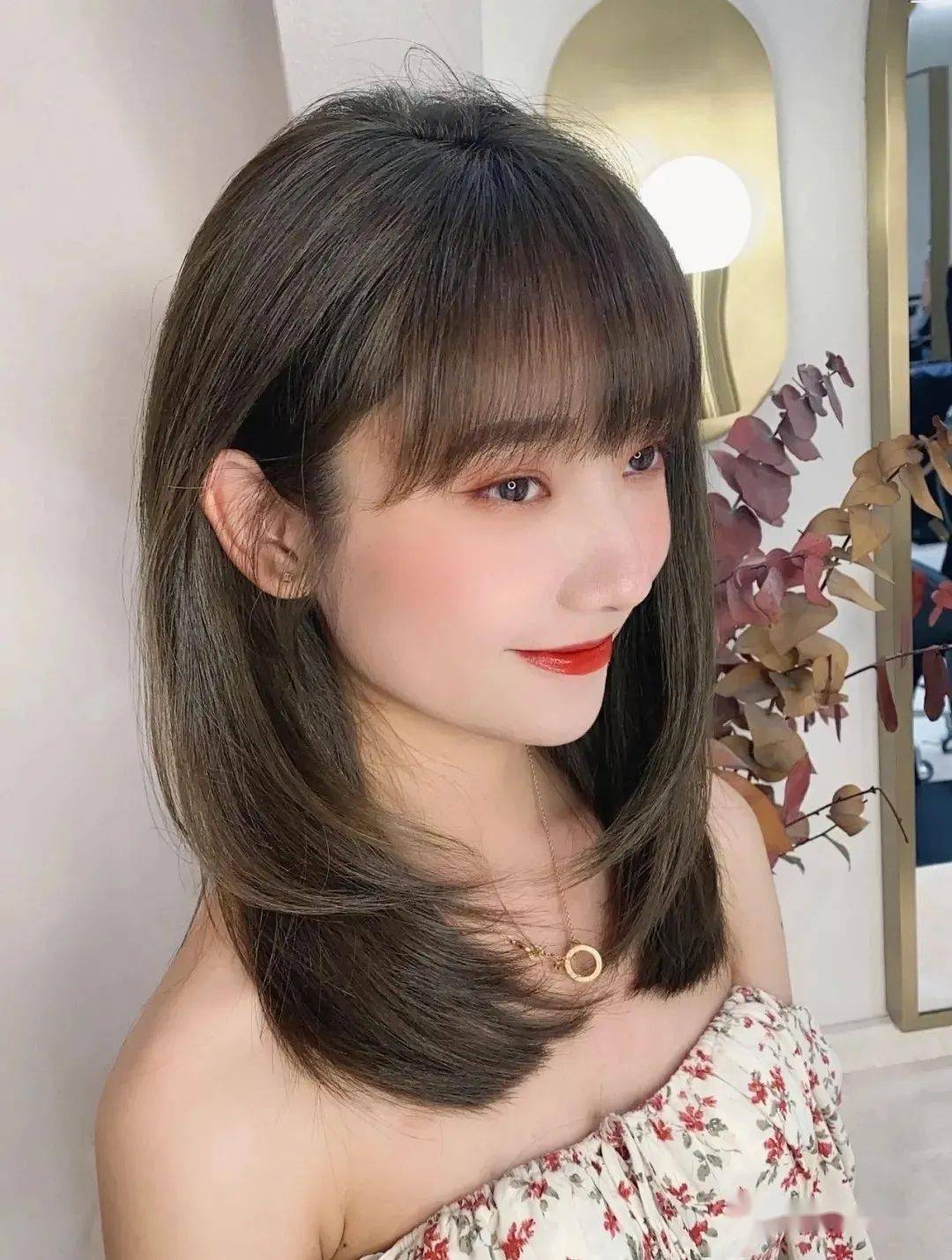 当下流行"少女锁骨发"