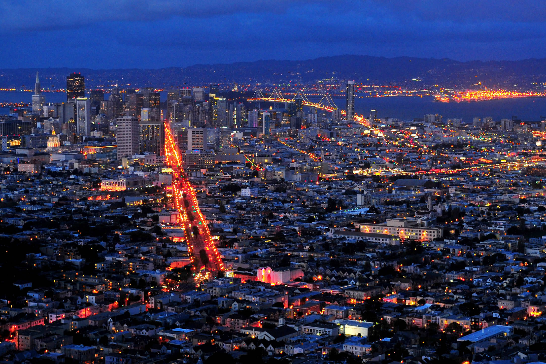 新华社发(刘艺霖摄)人们在美国加利福尼亚州旧金山湾区伯克利市的加