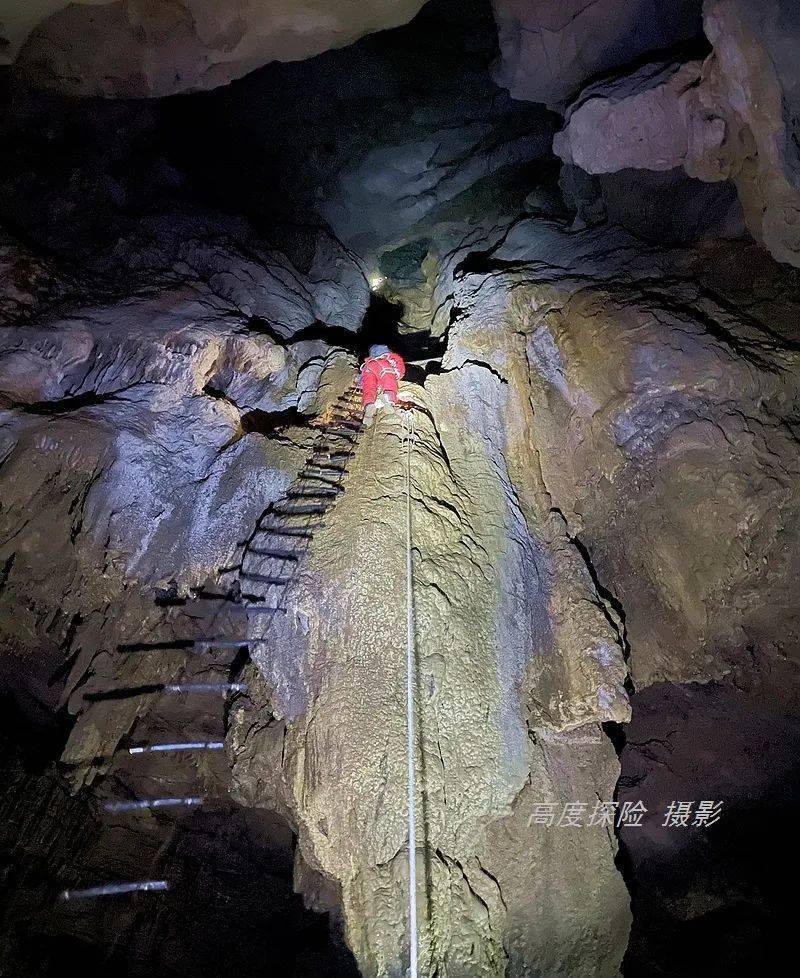 探秘阳山三眼井垂直深渊黑暗洞厅隐藏着巨型石钟