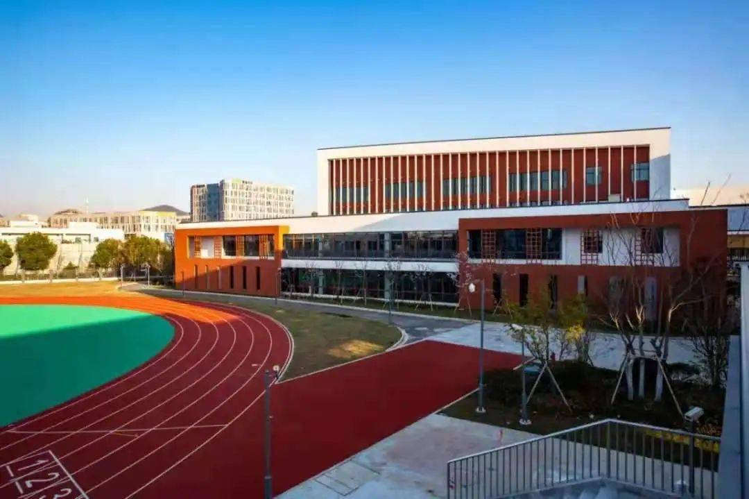 寿桃湖隔路相望天平山麓,竹园路北坐落于苏州城西木渎金山实验小学将