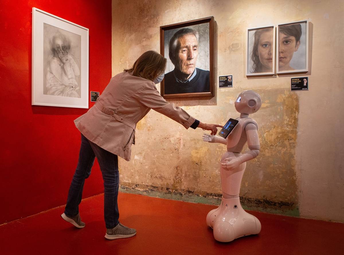 欧洲|和人类抢饭碗？西班牙首个机器人向导在博物馆上岗