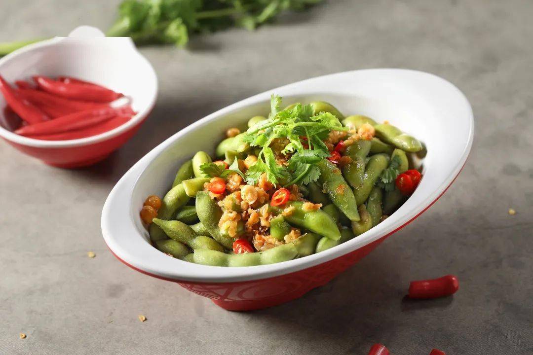 无论是滑嫩的鸭血,挂汁的金针菇,下酒的毛豆,统统入口醇香,辣而不娇