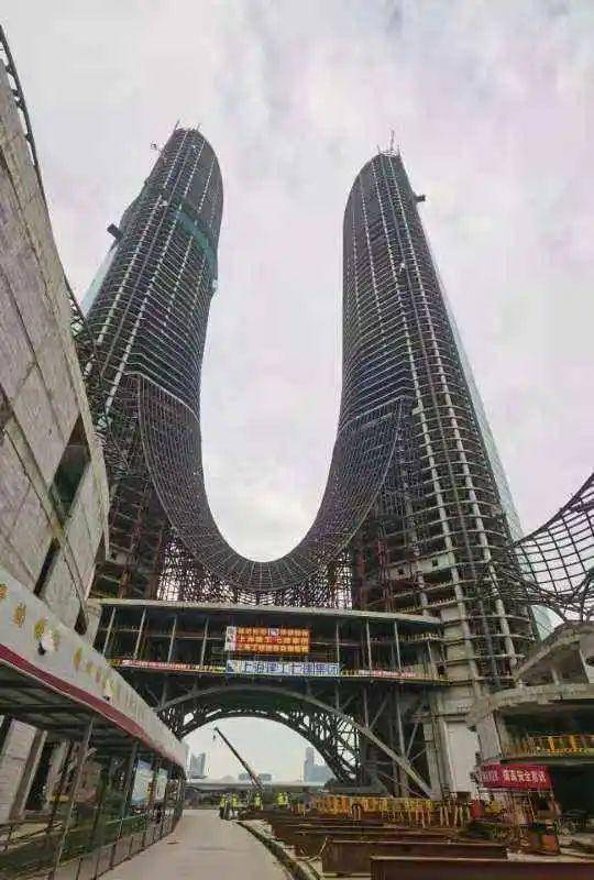 以结构取胜,流线型设计实现风力的自然导流杭州之门靠什么防风抗震?