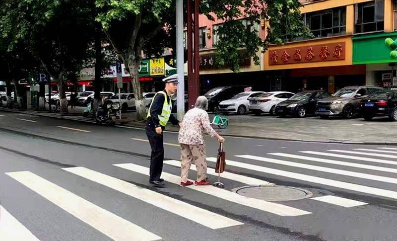 常德:暖心交警扶老人過馬路 示範路上的