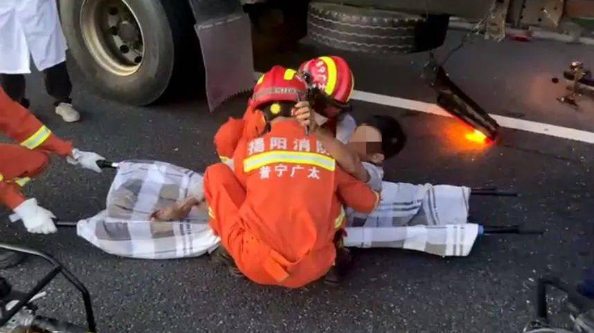 甬莞高速广太收费站附近车祸现场一片狼藉