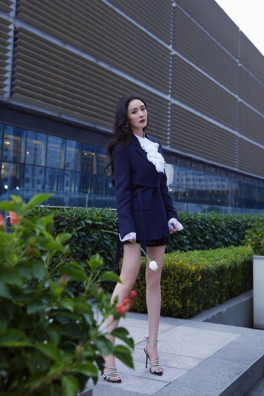 杨幂又来贡献新的夏装穿搭模板了!