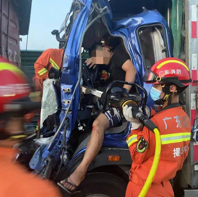 甬莞高速广太收费站附近车祸现场一片狼藉