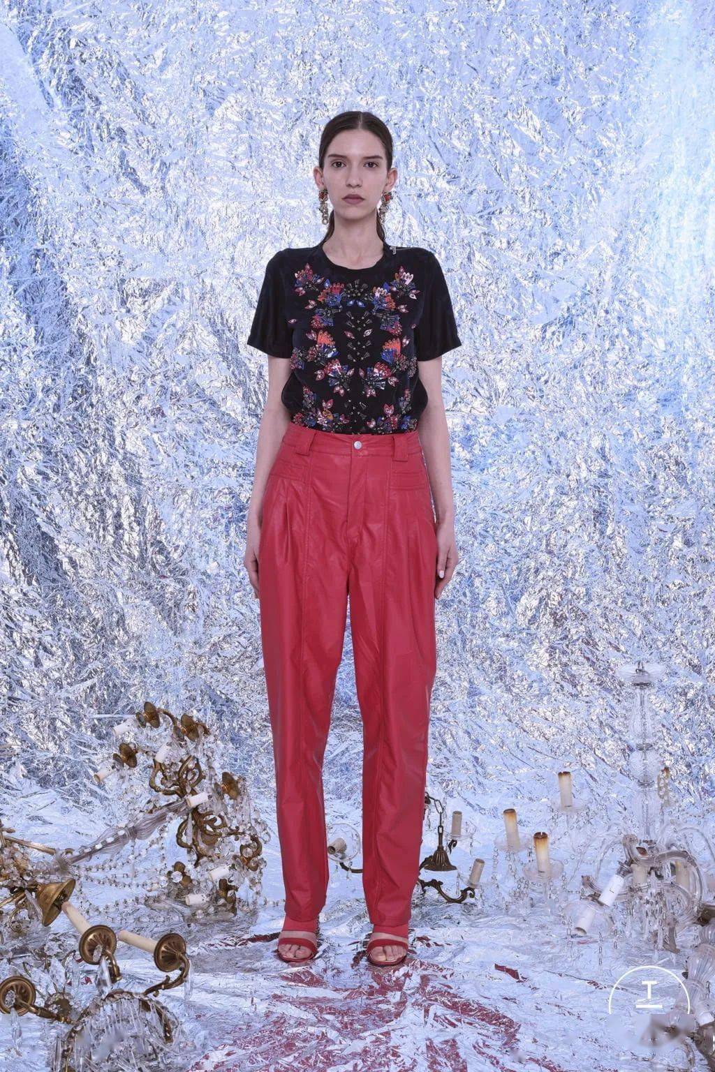 红 黑 在炎热夏天,黑红搭,这样深色系的颜色在视觉上都比较显热