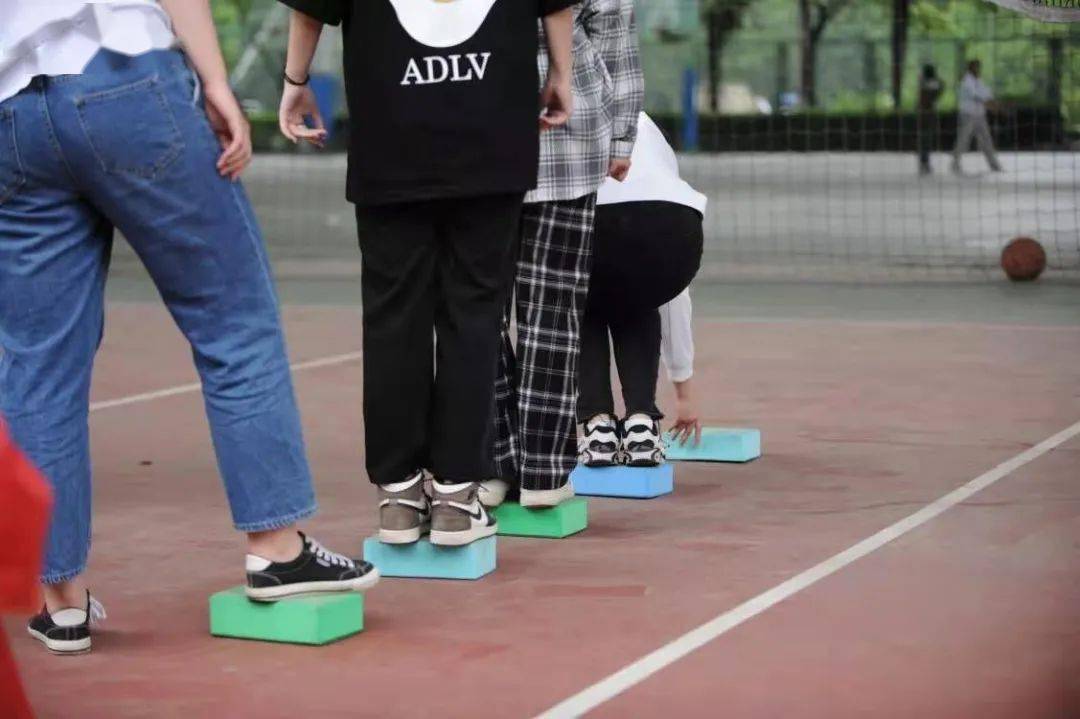 上海师大人文学院女生运动节姐妹携手共闯关运动风采最青春