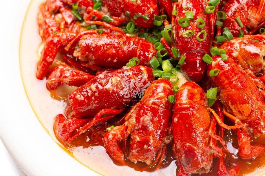 麻辣小龙虾经过高温油炸,烹