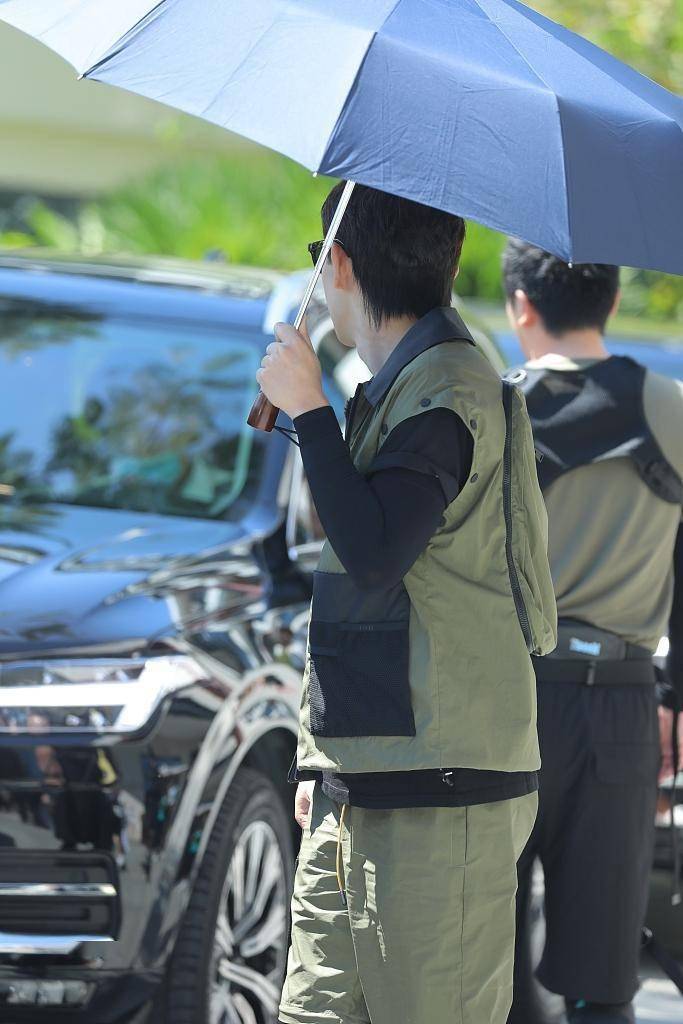 邓伦极限挑战路透曝光绿色拼接休闲服显青春活力